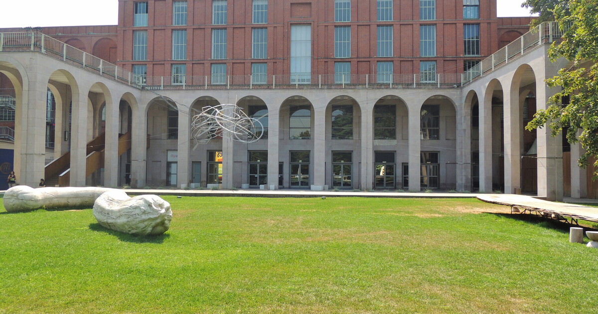 Amare le città, con ironia. La mostra fotografica di Paolo Rosselli