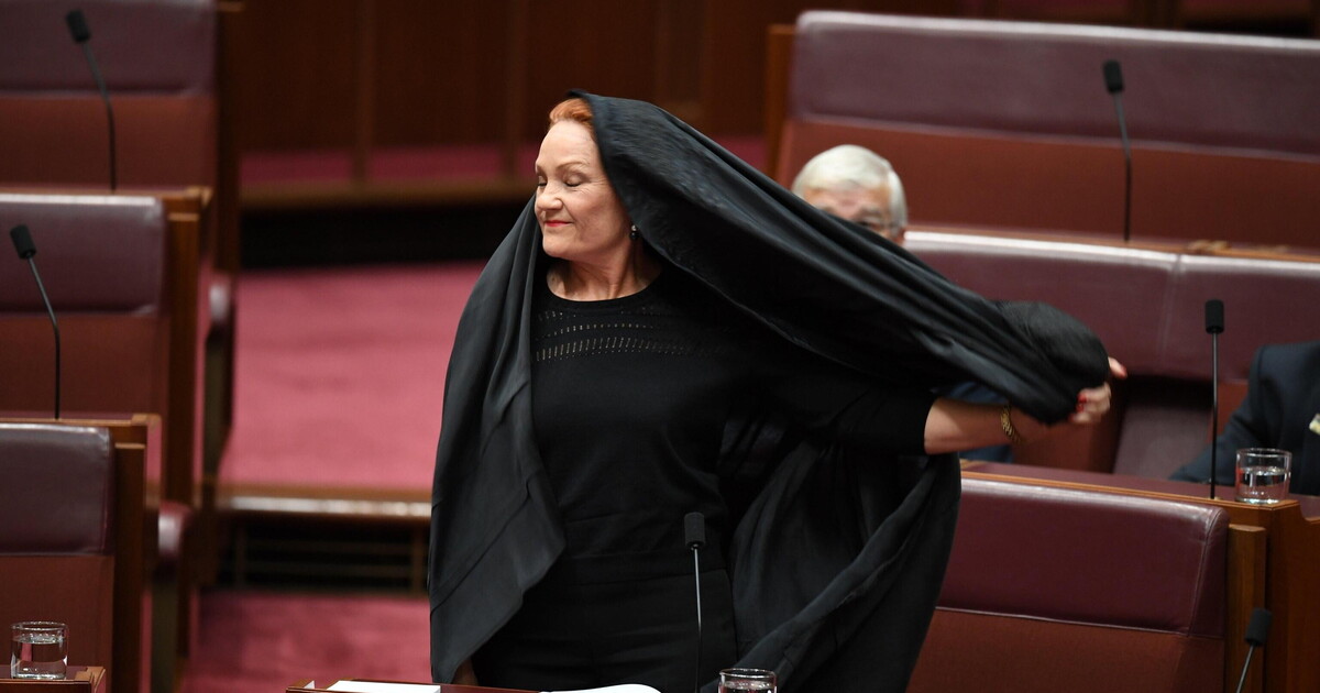 La senatrice australiana con il burqa, una farsa che si ripete ancora