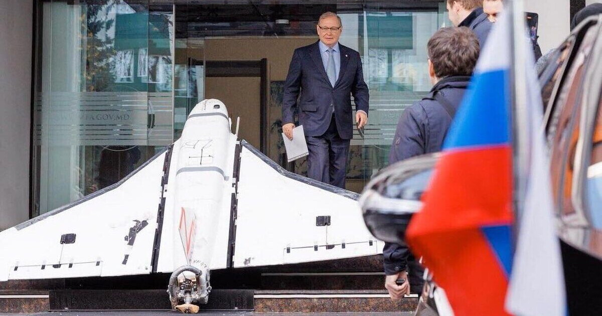 La Moldavia convoca l’ambasciatore russo e lo accoglie con il drone davanti all’ingresso del ministero