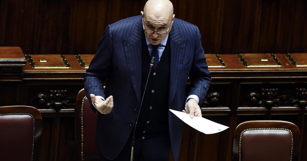 Meno propaganda politica, più colonnelli. Evviva i militari in Parlamento