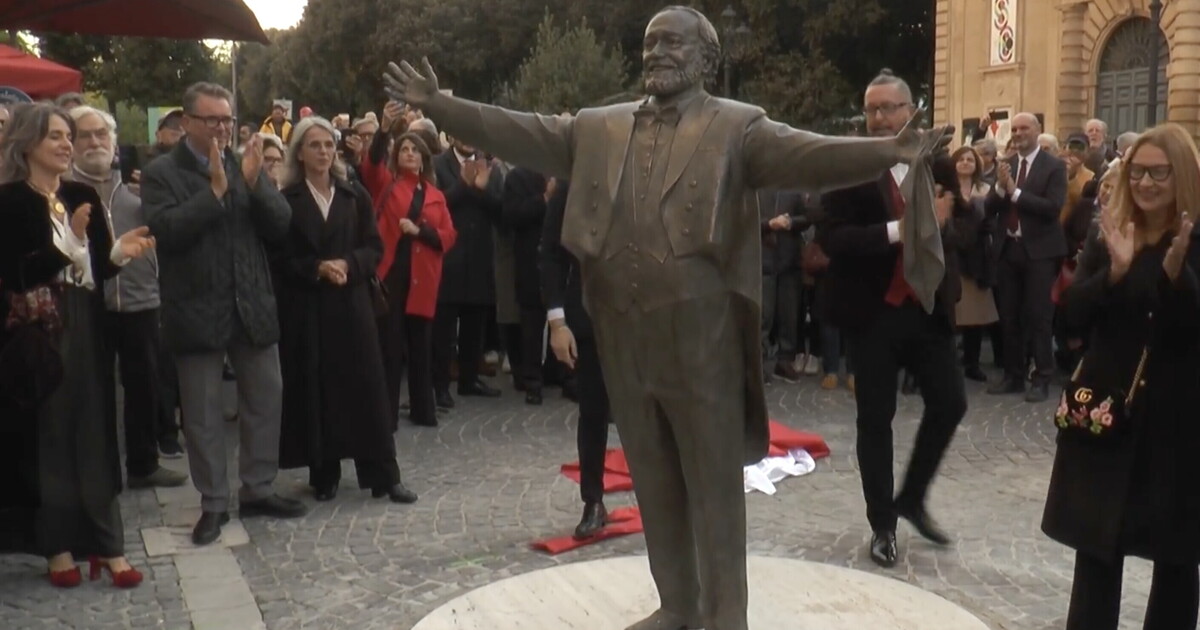 Il ghiaccio libera lo spirito di Pavarotti dal bronzo senza stile del suo monumento Il ghiaccio libera lo spirito di Pavarotti dal bronzo senza stile del suo monumento