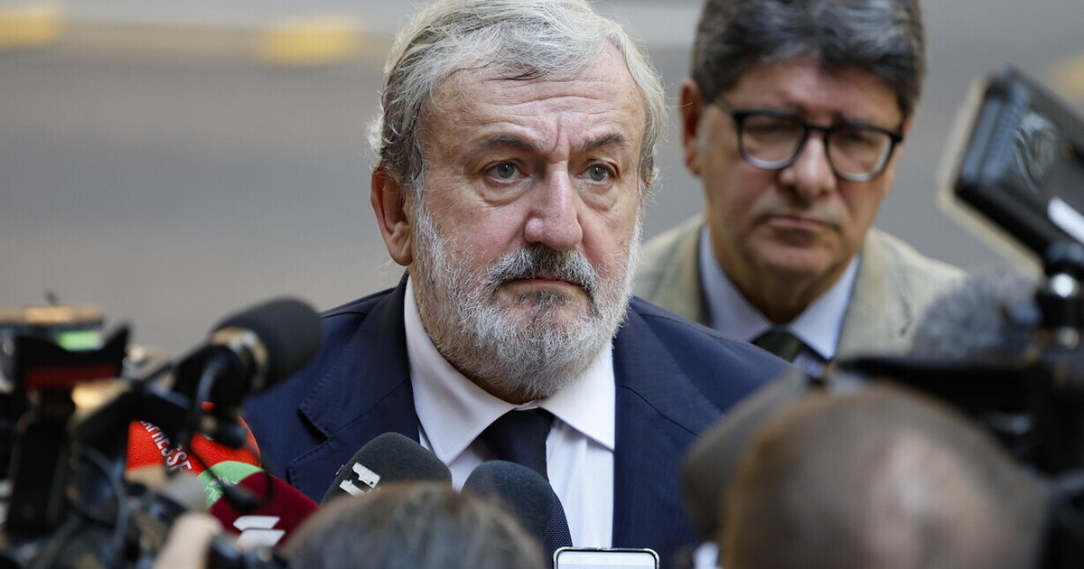 io capomaggiordomo non vado in pensione il saluto castrista di emiliano alla regione puglia