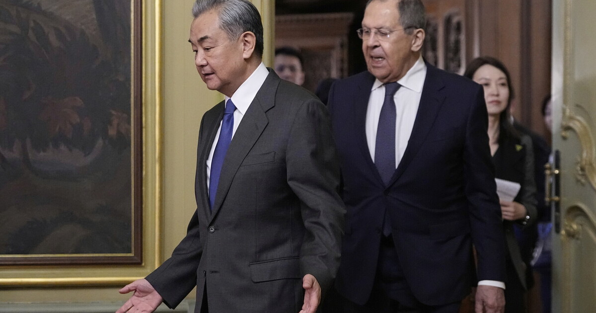 Macron vola in Cina, Wang Yi a Mosca