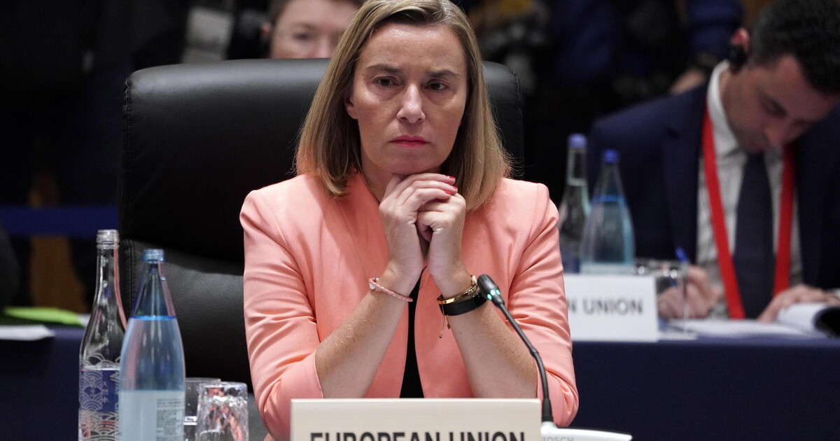 Fermati in Belgio Mogherini e Sannino. La macchina del “sono tutti colpevoli” è già in moto