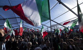 Parlarsi da avversari: in Italia si può, in Europa no. Le coccole alle feste di partito fotografano una felice anomalia