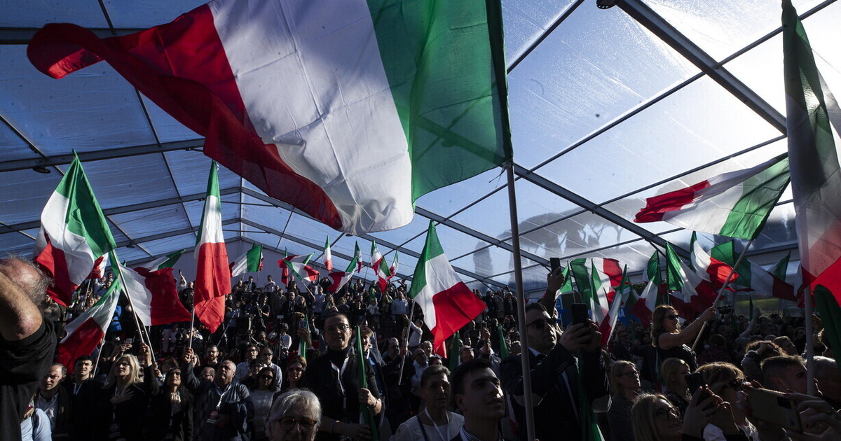 Parlarsi da avversari: in Italia si può, in Europa no. Le coccole alle feste di partito fotografano una felice anomalia