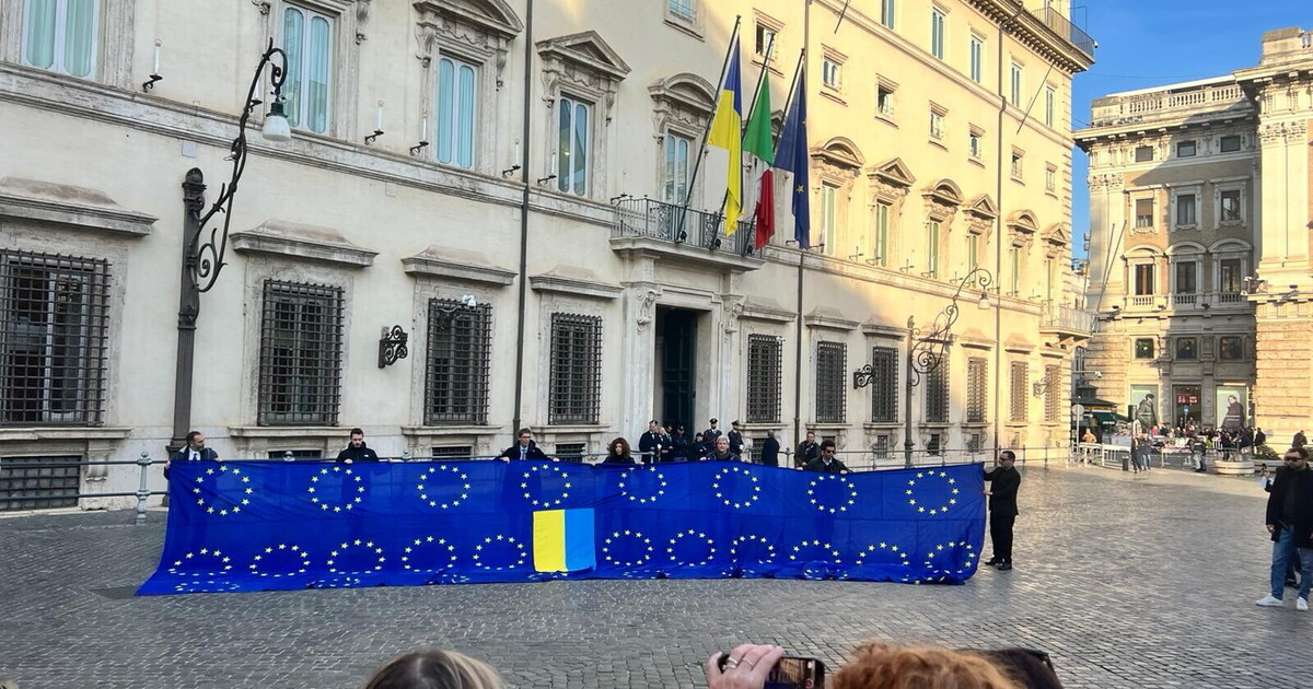 Il flash mob di Più Europa per Zelensky. Hallisey: "Saremo in piazza con Sensi. Il Pd non sia timido su Kyiv" Il flash mob di Più Europa per Zelensky. Hallisey: "Saremo in piazza con Sensi. Il Pd non sia timido su Kyiv"