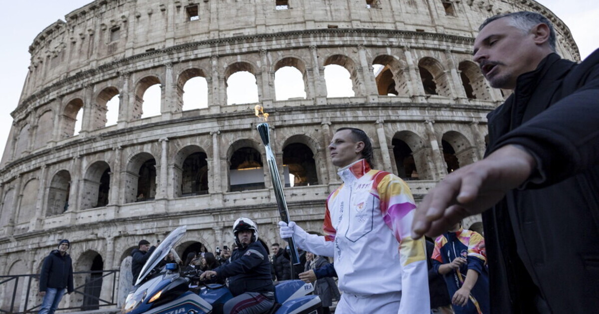 da achille lauro a christian de sica ecco i vip con la fiamma olimpica da Ilfoglio.it da achille lauro a christian de sica ecco i vip con la fiamma olimpica