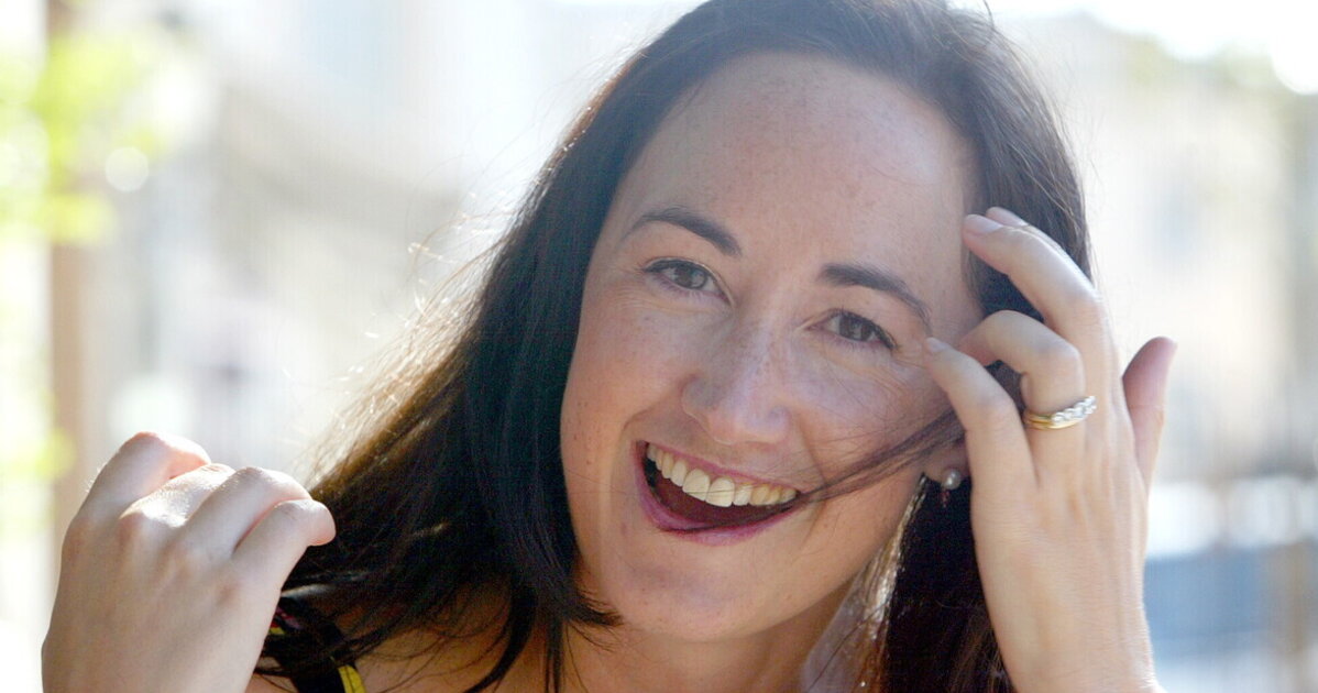 Sophie Kinsella non ha scritto libri “per donne”, ma per chiunque abbia senso dell’umorismo Sophie Kinsella non ha scritto libri “per donne”, ma per chiunque abbia senso dell’umorismo