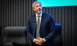 Roberto Fico, applaudito ad Atreju, dribbla sul campo largo pericolante