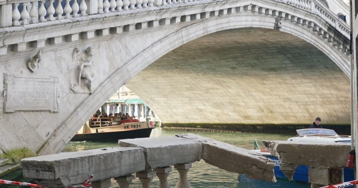 il grinch veneziano come interpretare il furto di una barca carica di doni sul canal grande