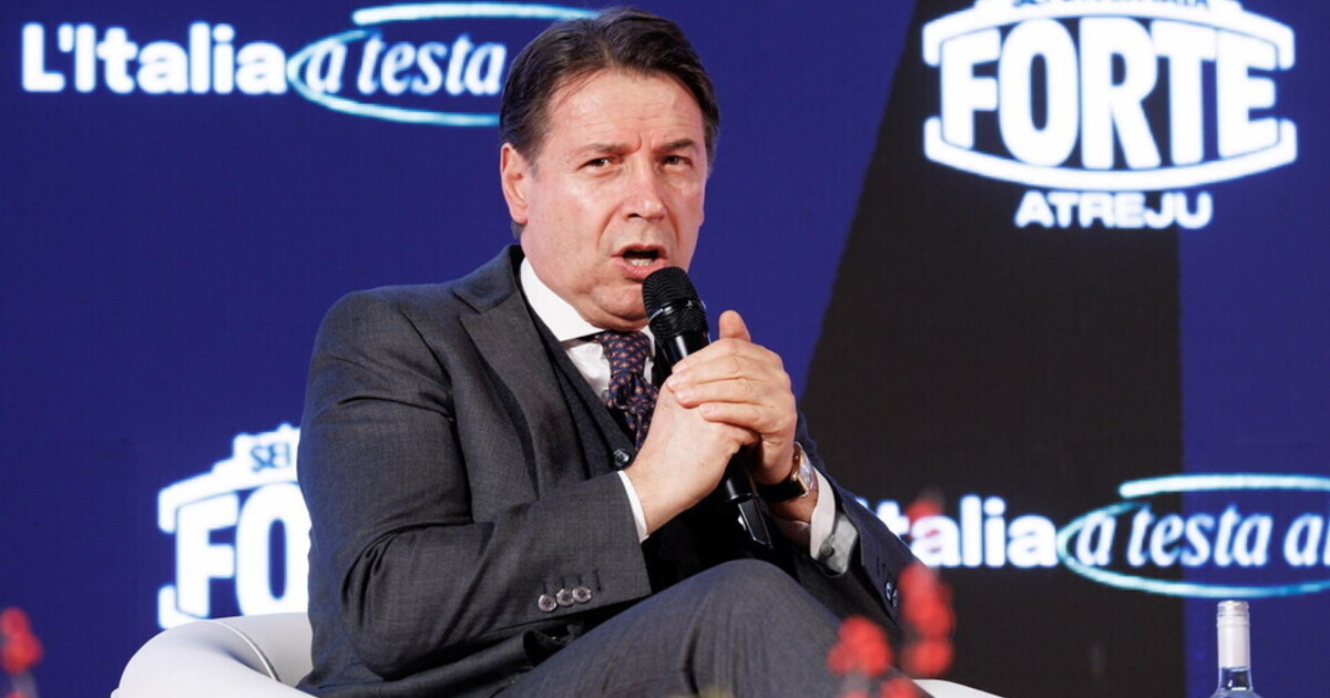 Conte prova a conquistare Atreju ma a scaldare è lo show di Renzi. Applausi per Calenda Conte prova a conquistare Atreju ma a scaldare è lo show di Renzi. Applausi per Calenda