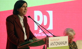 Schlein sfida Meloni: "L'alternativa cresce nei fatti". Ma i riformisti criticano la leader del Pd