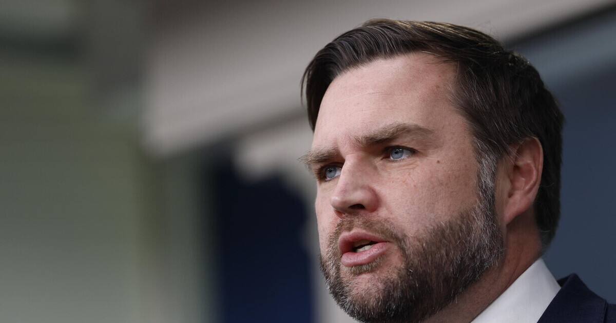 Le voci sulla successione a Trump lo stanno bruciando e così ora Vance si finge morto