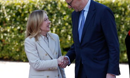 Meloni e Goethe. Giorgia diventa Frau, Merz fratello d’Italia. Diffidenza per Trump e foto di famiglia