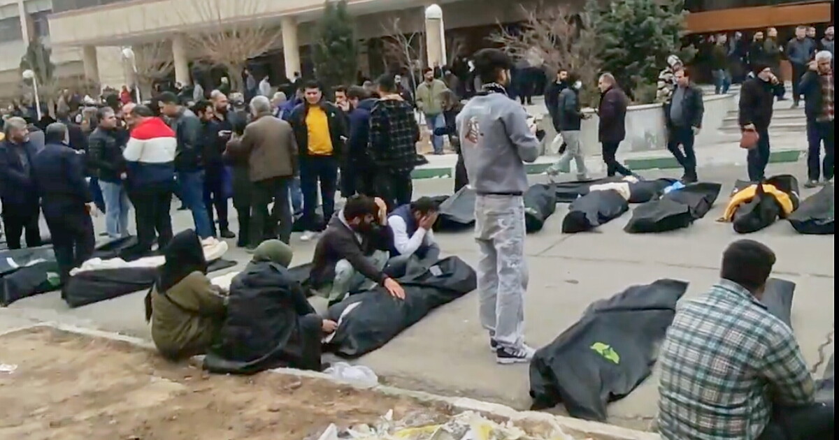 Assassini fra i manifestanti e guardie nei cimiteri in Iran. Un testimone