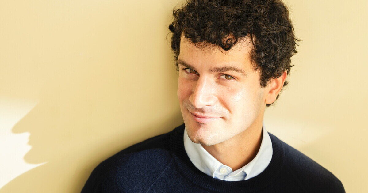 “Ecco il mio disco borghese”. Il “Lunedì” di Tutti Fenomeni: l’illusione di cambiare e la resa totale alla routine