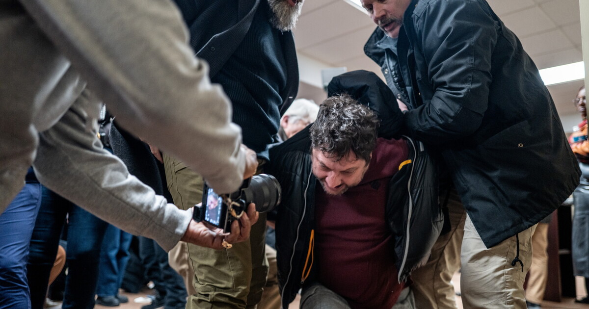 Una deputata dem è stata aggredita durante un incontro a Minneapolis. Trump: "Avrà organizzato tutto lei" Una deputata dem è stata aggredita durante un incontro a Minneapolis. Trump: "Avrà organizzato tutto lei"