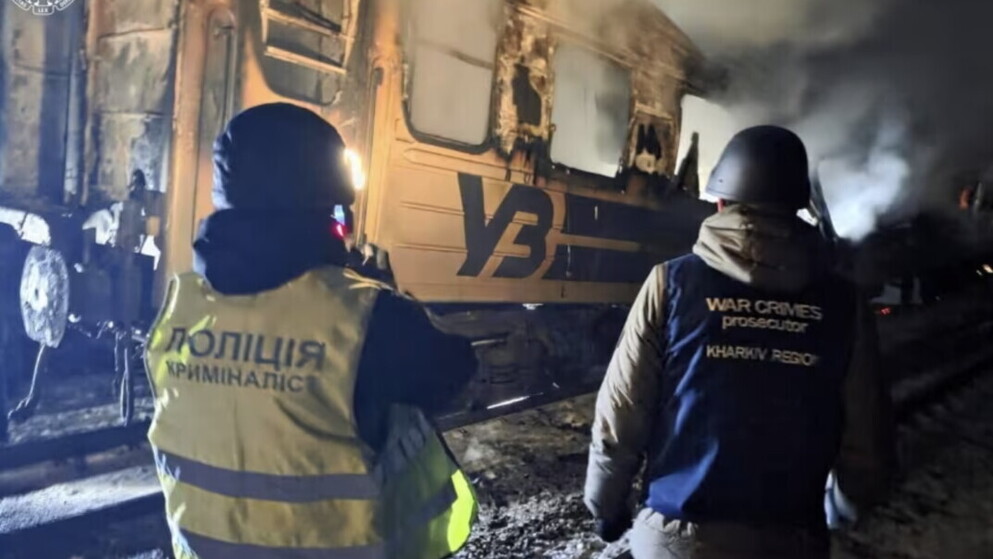 Mosca colpisce un treno passeggeri in corsa. Zelensky: “È terrorismo”