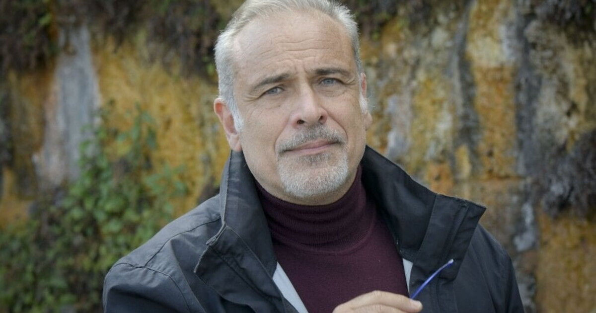 Enzo Decaro: “Riscopriamo la perduta leggerezza di Carosone” Enzo Decaro: “Riscopriamo la perduta leggerezza di Carosone”