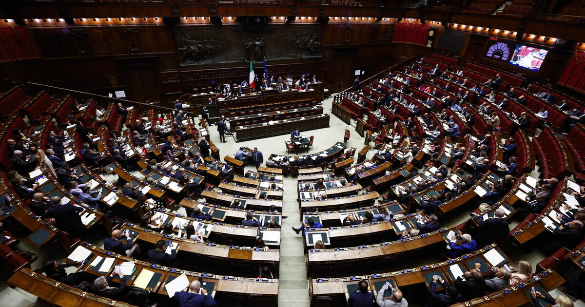 Eppur si muove. Destra, sinistra, centro: la politica oltre il teatro Eppur si muove. Destra, sinistra, centro: la politica oltre il teatro