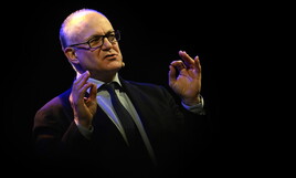 Gualtieri cancella i privilegi delle auto elettriche in Ztl e sorpassa l’asse Meloni-Merz