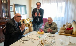 Il caffè tra Guido Crosetto e il papà ultracentenario di Angelo Bonelli