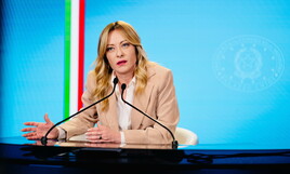 Meloni duella con Macron, le lobby green, le società energetiche, allontana le urne. Il rischio ritorsioni dai pm di Milano