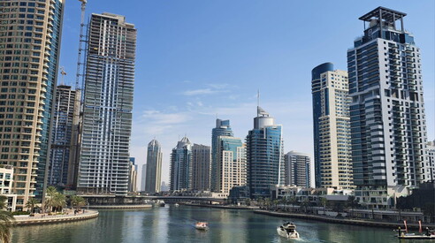 Influencer, turisti e cioccolatai: chi è e chi non è nell’Emirato da cinepanettone