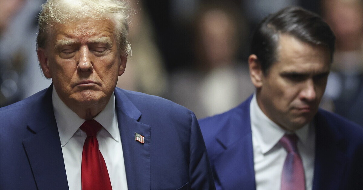 trump dorme in piedi e sogna la guerra for ever