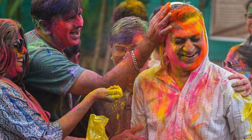 Mumbai, la festa dei colori. Le immagini