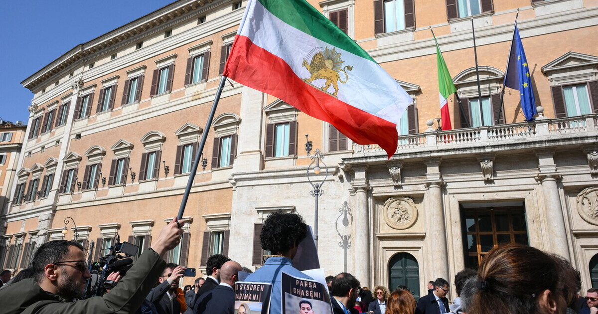 una doppia e trina la piazza per l8217iran divide la sinistra