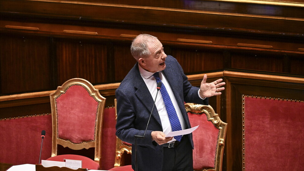 La destra fa slittare il dl Bollette (e il taglio delle accise). Scintille Urso-Renzi