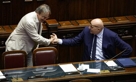 Bonelli e Crosetto che si somigliano, si vogliono bene e non sanno tenere il telefono in tasca