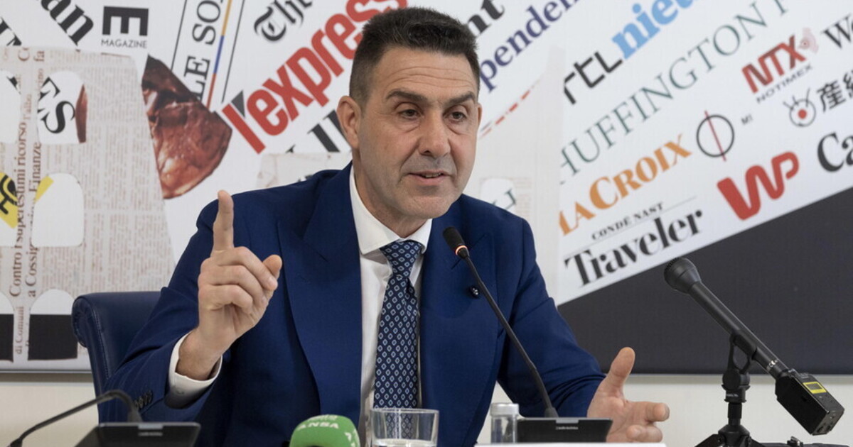 Vannacci si rifugia in teatro. "I giornali di Angelucci mi censurano”