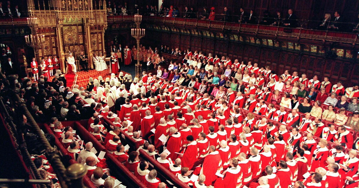Congedati gli ultimi 92 pari ereditari della Camera dei Lord. Addio eccentricità britanniche