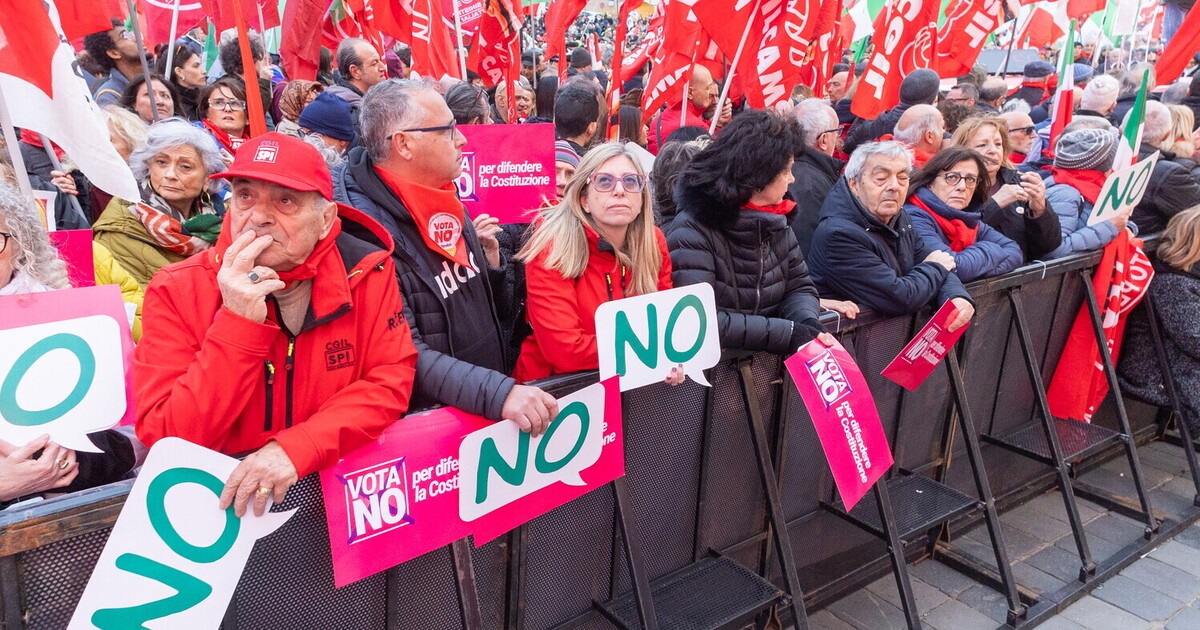 La piazza del No con le bandiere Cgil (e tra Schlein e Conte si pensa al dopo)