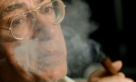 Vita e opere di Umberto Bossi, icona di un nord popolare fatto non solo di ampolle