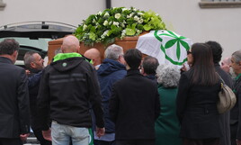 Va’ Bossi. Il funerale delle origini. Insulti, "bruciamo il tricolore". Fischi a Salvini: "Giuda". Meloni: “Brava”. Il capo è Giorgetti